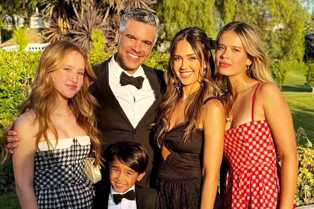 jessica-alba-family-wedding-090624-1-686f3b4b7b584792a0213774621d2391.jpg