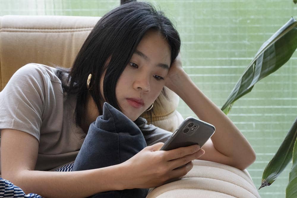 ilustrasi perempuan sedih saat chatting (freepik.com/freepik)