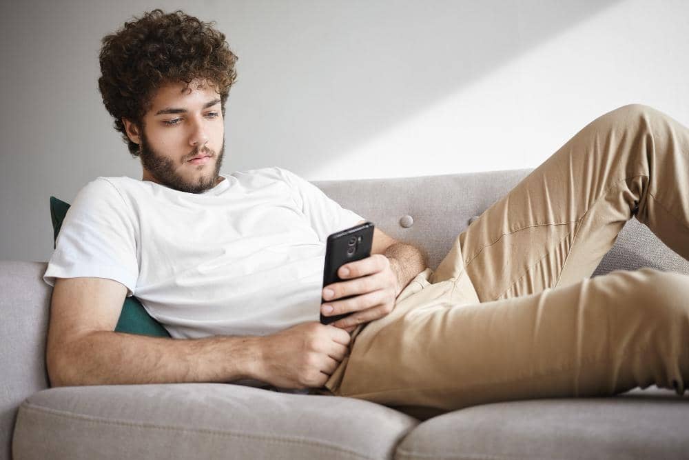 ilustrasi malas membalas chat (freepik.com/karlyukav)