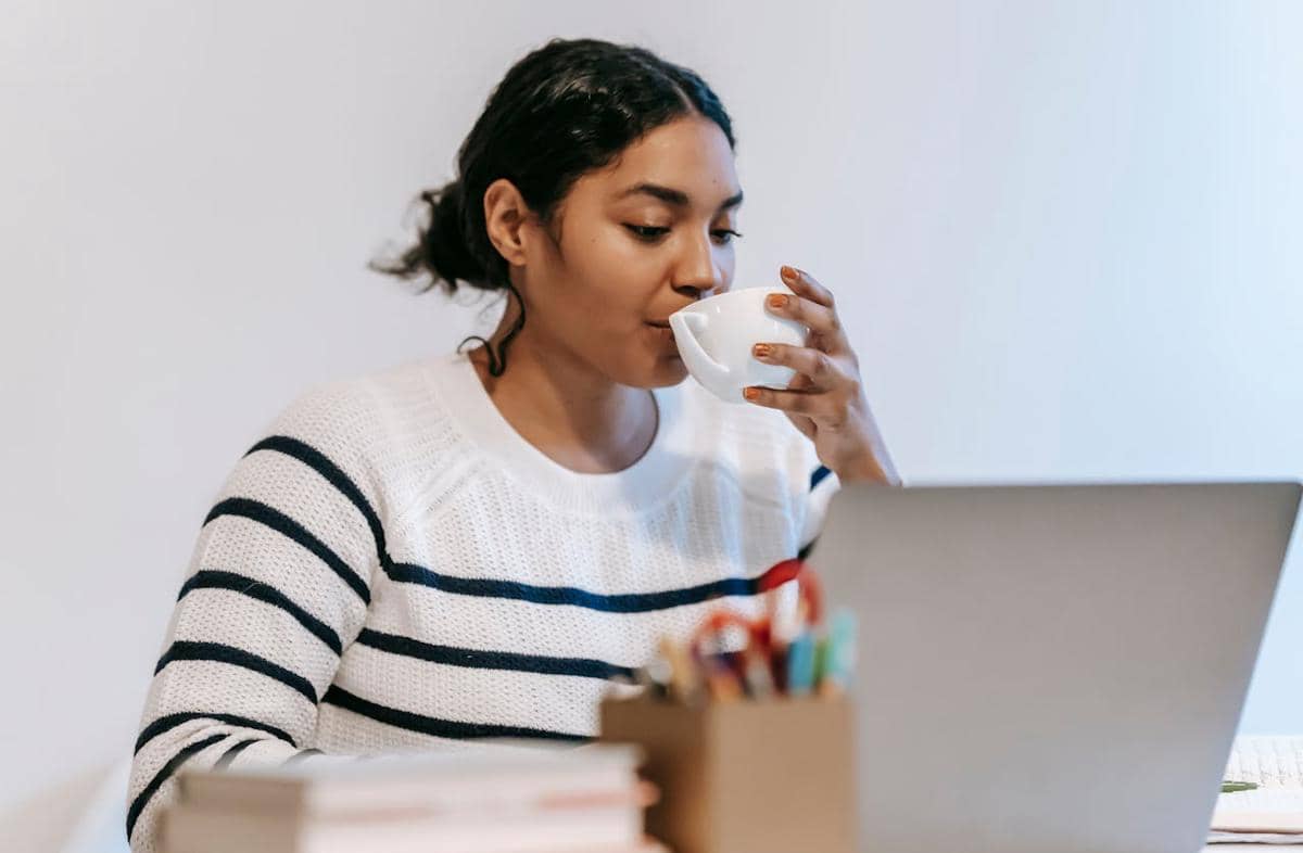 Ilustrasi memenuhi cairan tubuh dengan minum