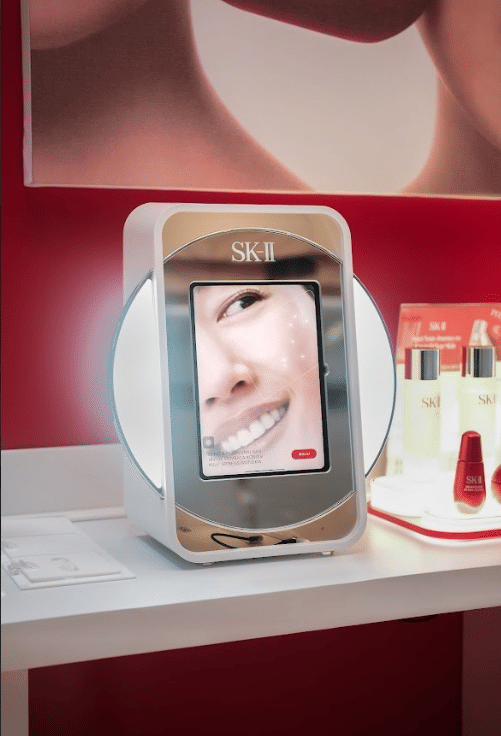 Foto 5. Pengunjung Mencoba Magic Scan, Teknologi Analisis Kulit Ikonik dari SK-II di SKINPOWER Re-New Pop-Up..png