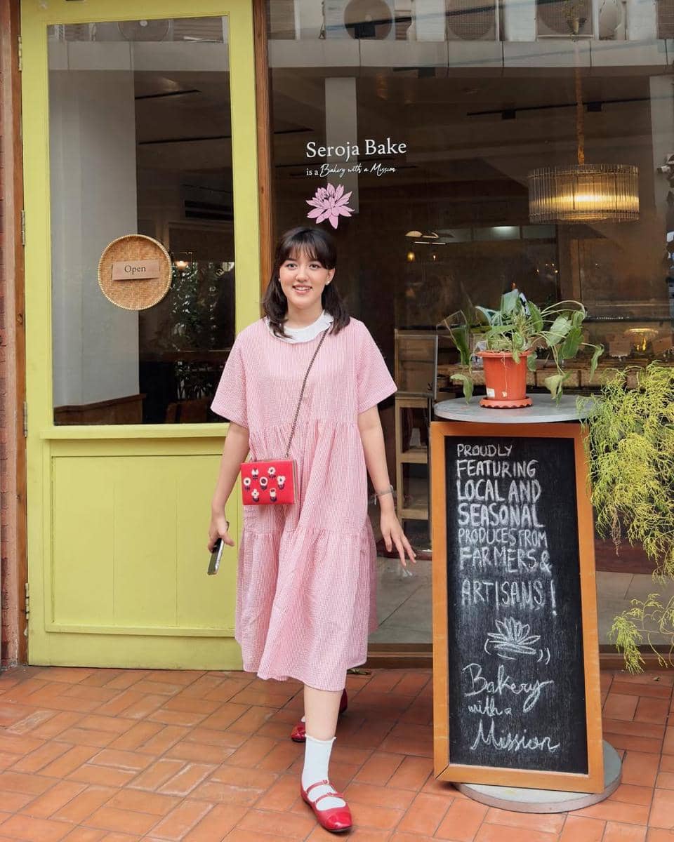 inspirasi OOTD nuansa pink ala Ify Alyssa 