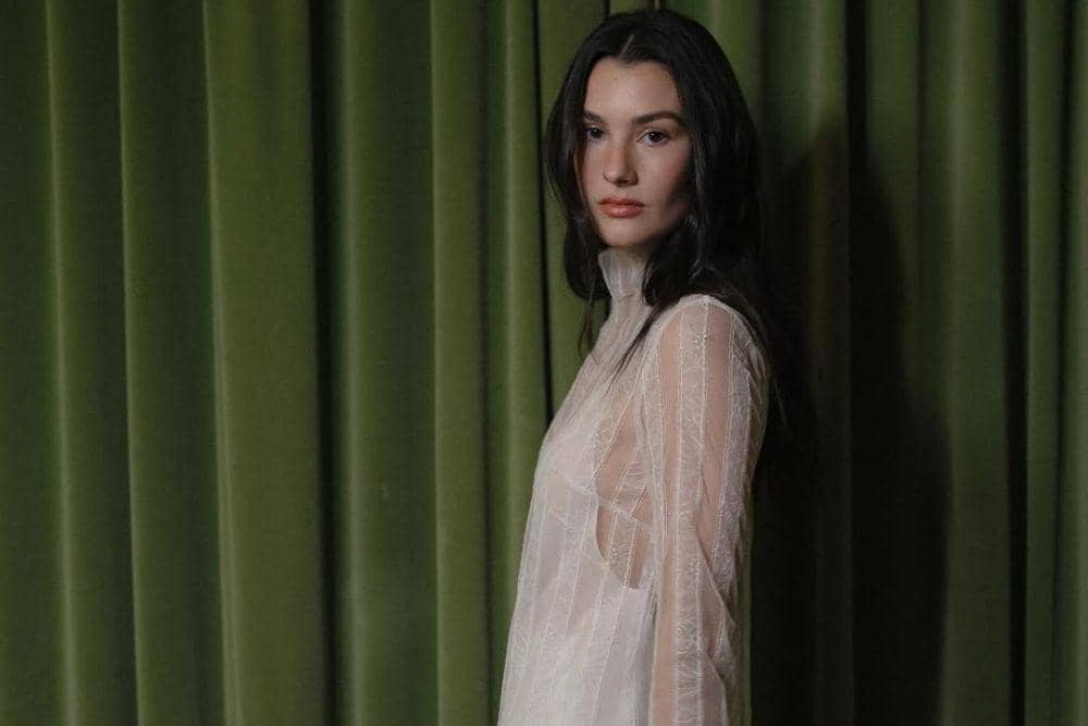 Beauty Look Brooke Sansone Istri Charlie Puth di Kehamilan Pertamanya