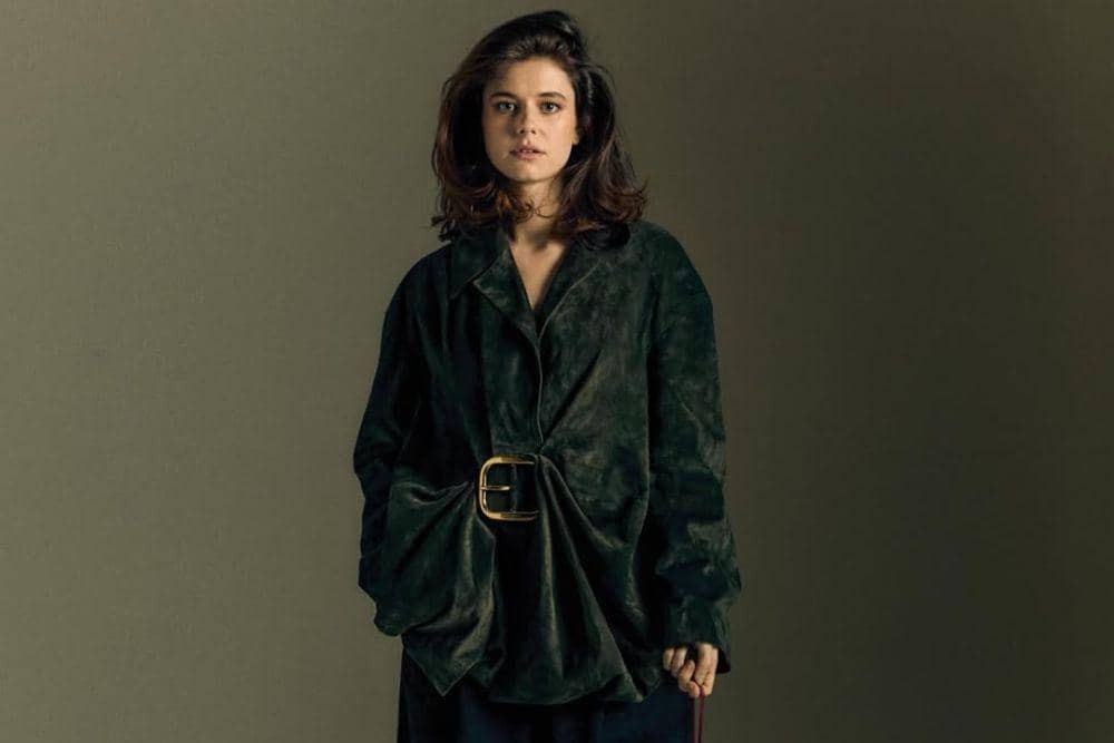 Melihat Gaya Riasan Alison Oliver yang Elegan untuk Berbagai Acara