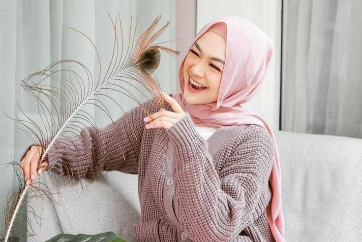 7 Outfit Monokrom untuk Buka Bersama, Tak Hanya Hitam Putih!