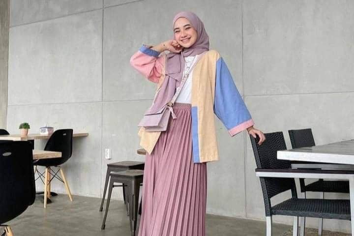 9 Ide Mix and Match Rok Plisket untuk Buka Bersama, Simple!