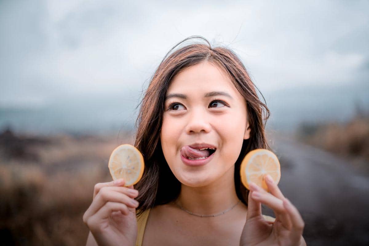 ilustrasi jilat bibir