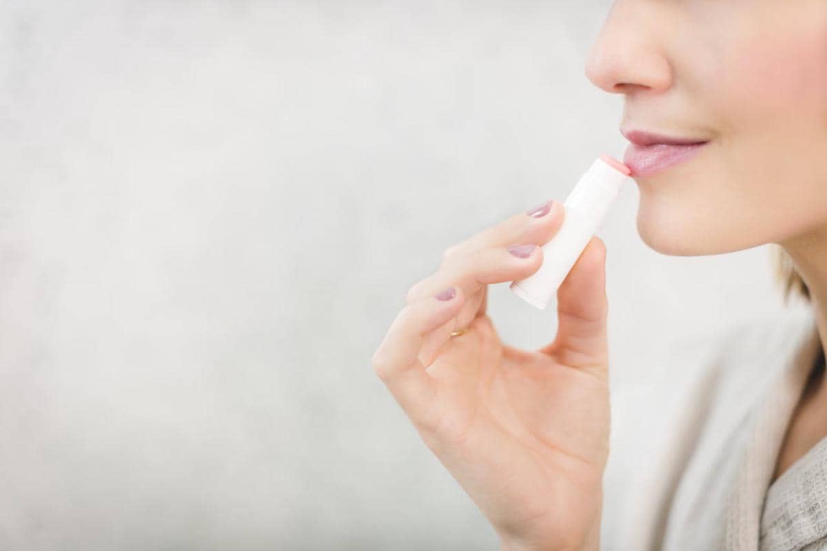 9 Rekomendasi Lip Balm dengan Kandungan SPF yang Penting untuk Bibir