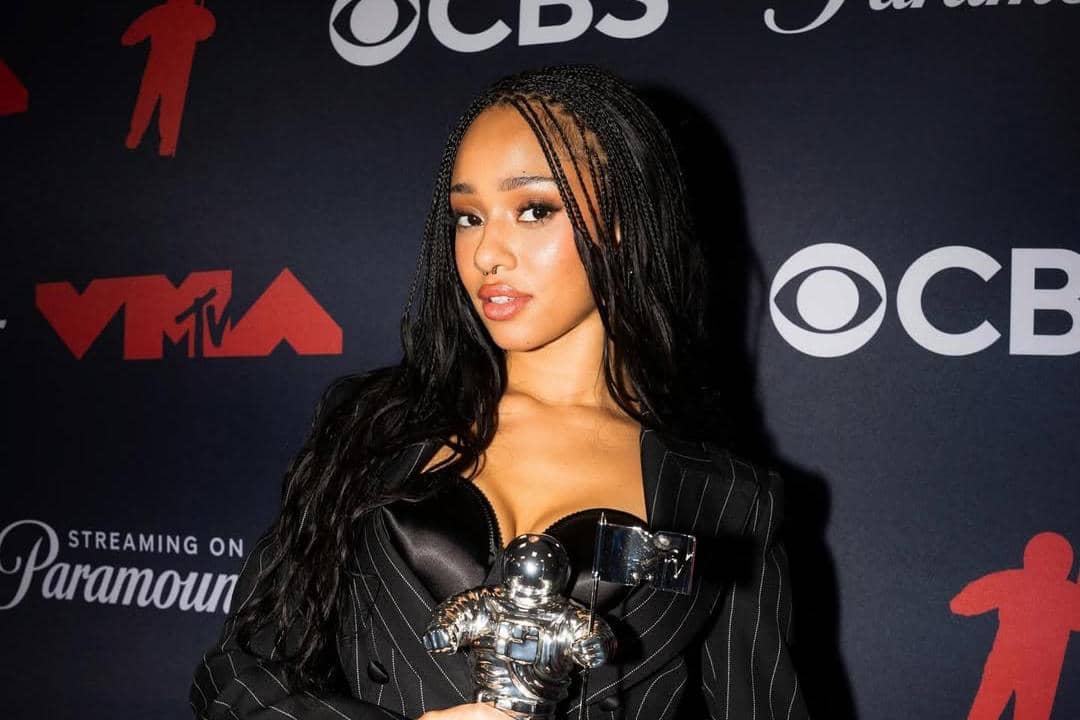 Manon KATSEYE (instagram.com/meretmanon)