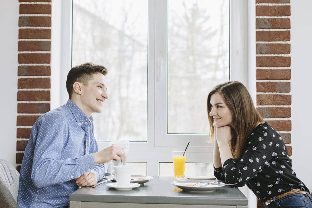 5 Alasan Laki-Laki yang Menyukaimu Bersikap Tidak Konsisten