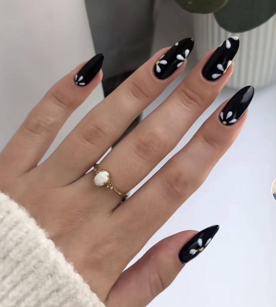 inspirasi nail art monokrom unik