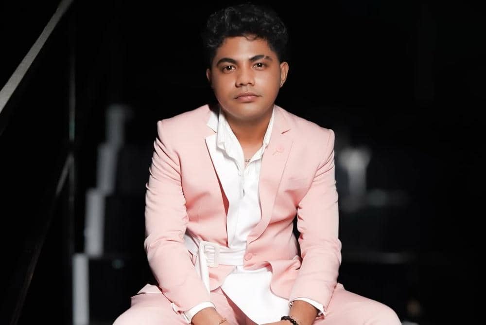 Merry Christmas🎄Lilac Suit - @biehintailorPink suit - @rave_tailor Stylist - @irastylingproject.jpg