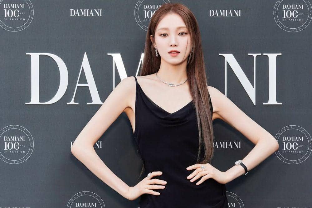 Intip Makeup Look Lee Sung Kyung yang Elegan dan Stunning