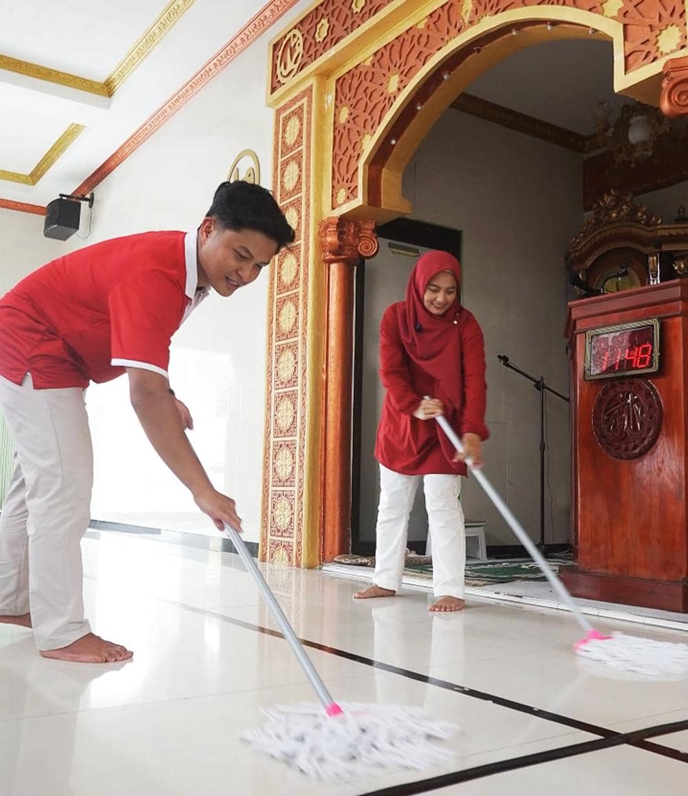 4. Gerakan Bersihkan Masjid dan Perlengkapan Ibadah - Membersihkan lantai masjid.jpg