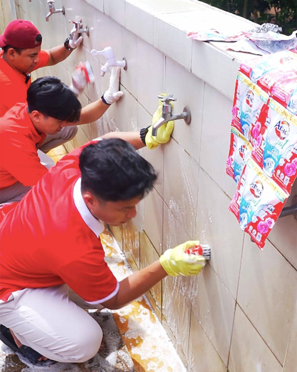 3. Gerakan Bersihkan Masjid dan Perlengkapan Ibadah - Membersihkan tempat wudhu.jpg