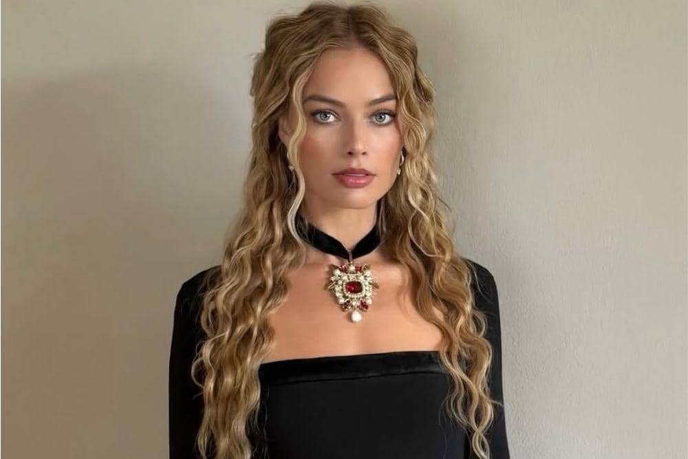 Intip Formal Hairstyle a la Margot Robbie yang Fresh dan Elegan