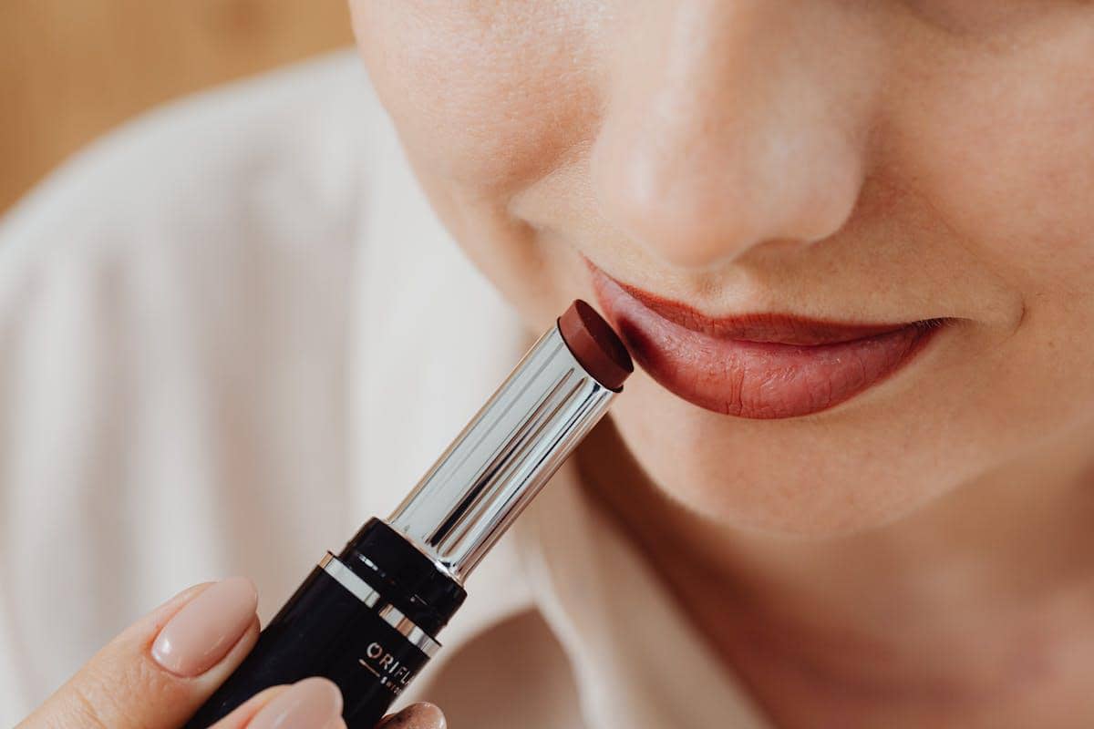 7 Ciri Lipstik Kedaluwarsa yang Perlu Kamu Tahu, Jangan Dipakai!
