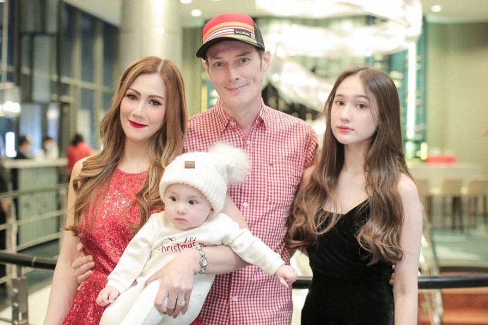 Laura Moane dan keluarga