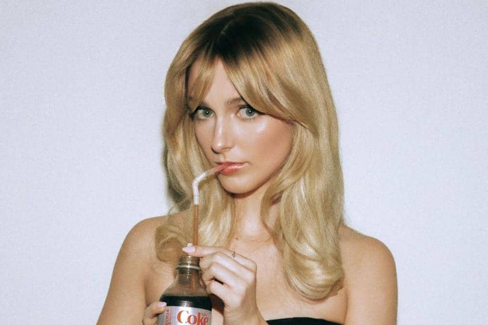 Melihat Gaya Rambut McKenna Grace yang Chic untuk Berbagai Acara 