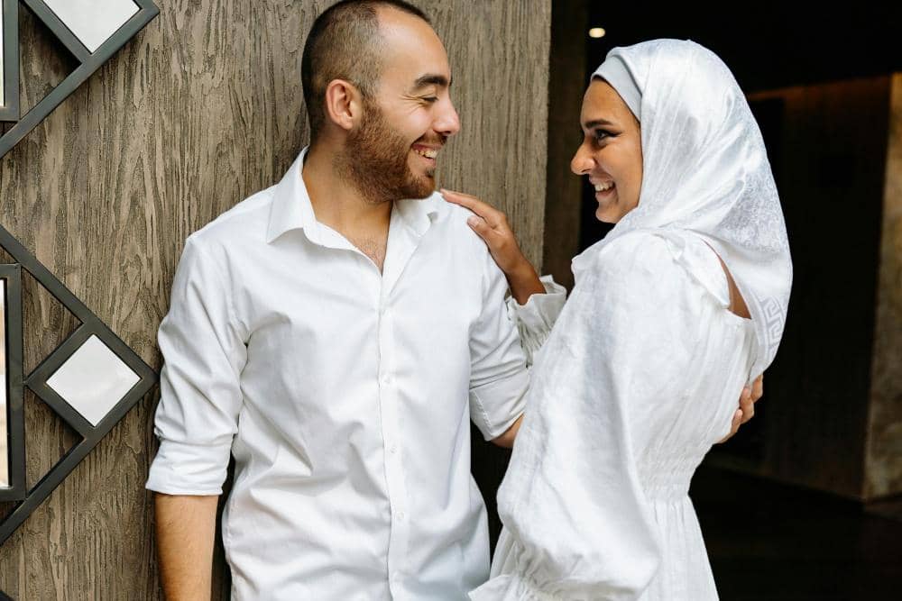 Hukum Suami Istri Bermesraan di Bulan Puasa, Boleh atau Tidak?