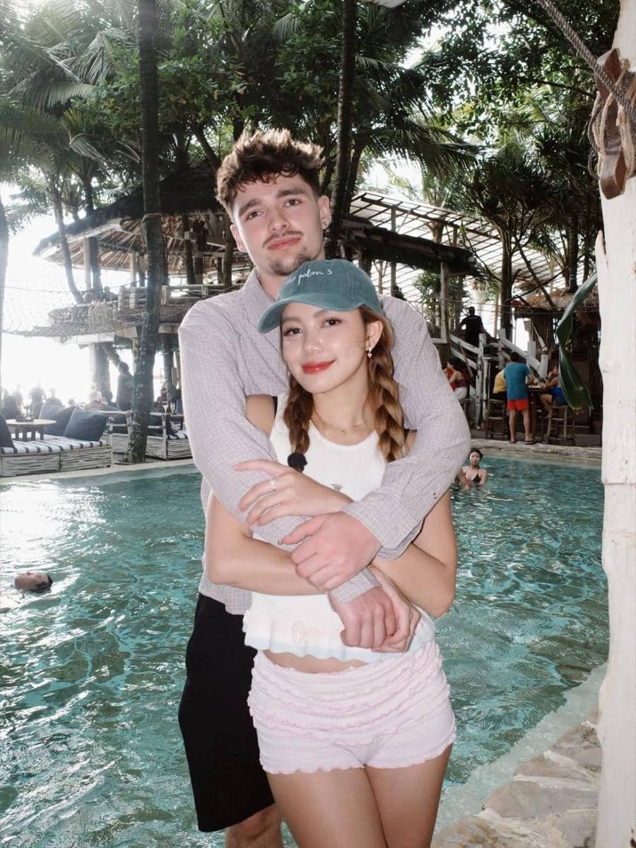 Regina Phoenix dan pacar bule