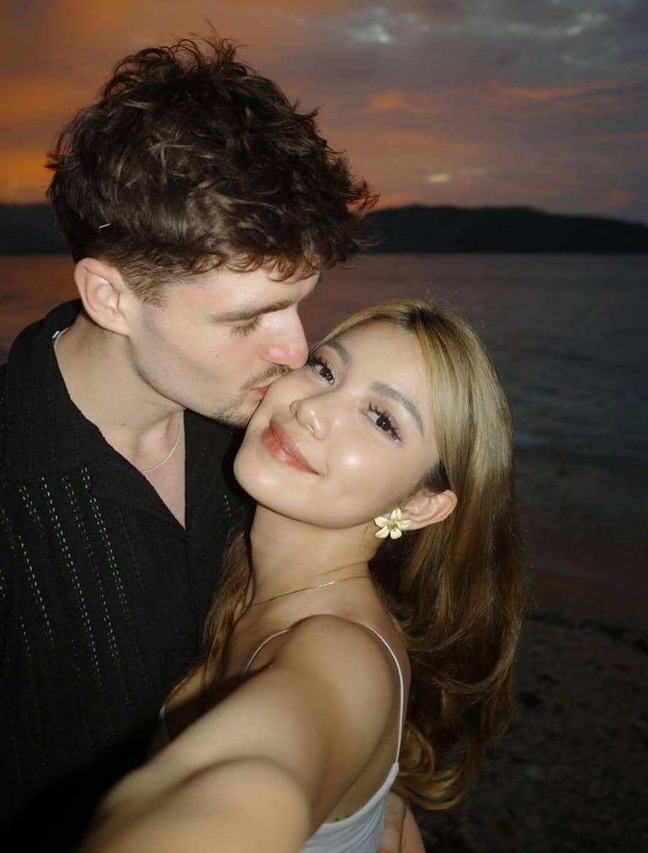 Regina Phoenix dan pacar bule