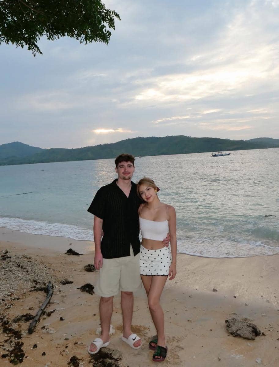 Regina Phoenix dan pacar bule