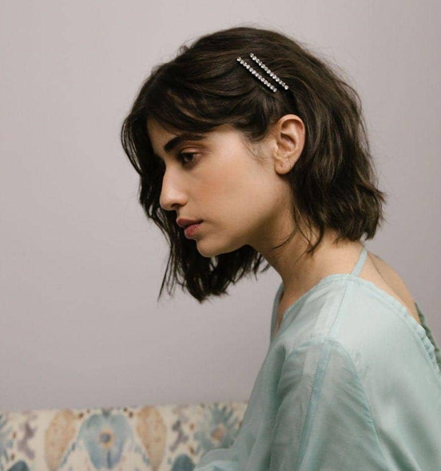 variasi styling rambut pendek dengan hair clip