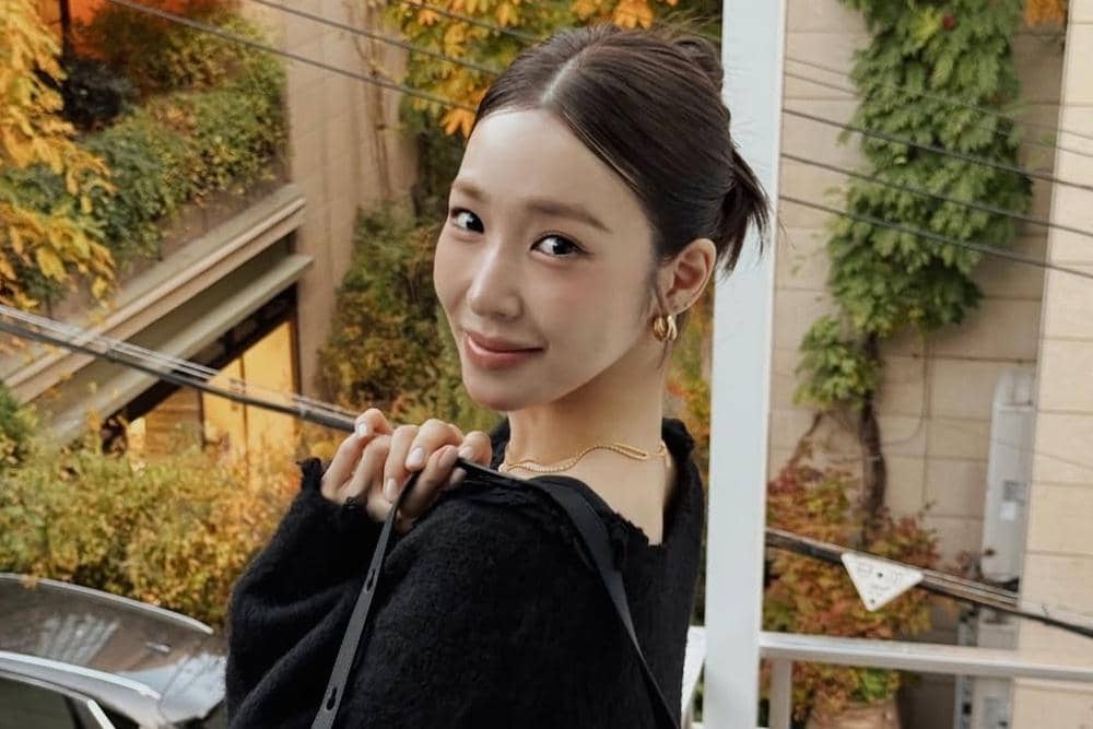 블랙에 골드 메탈 디테일을 더한, 테스토니의 욜리36 백과 함께한 가을의 순간들 🍂🍁🧶#testoni #테스토니 #Jole36 #욜리36 #광고.jpg