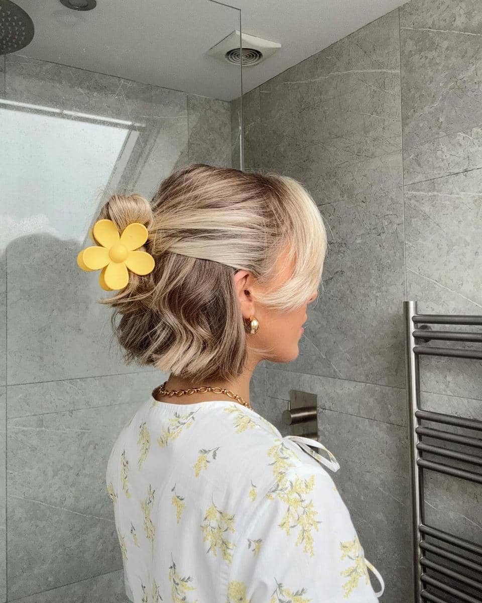 variasi styling rambut pendek dengan hair clip