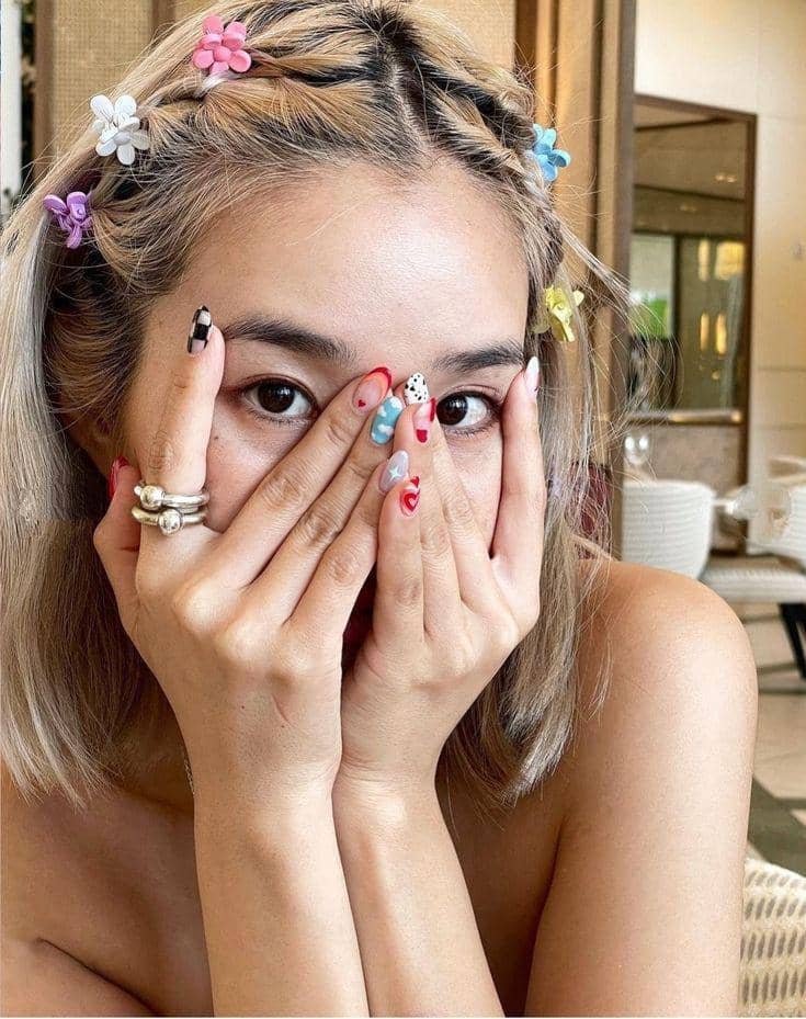 variasi styling rambut pendek dengan hair clip