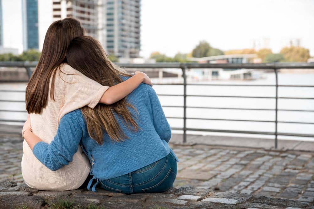 ilustrasi minta maaf sama sahabat (freepik.com/freepik)