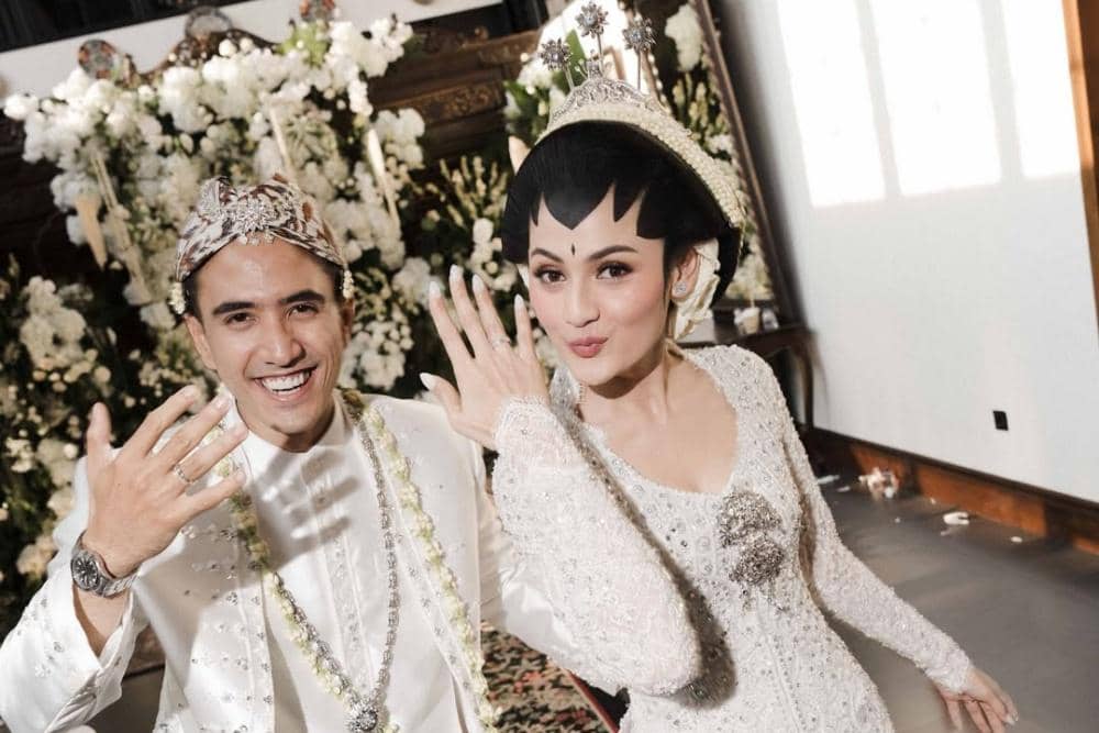 Every detail tells a story of love and heritage. Kebaya - @senjabynrdn Bridal robe - @thebridalw.jpg