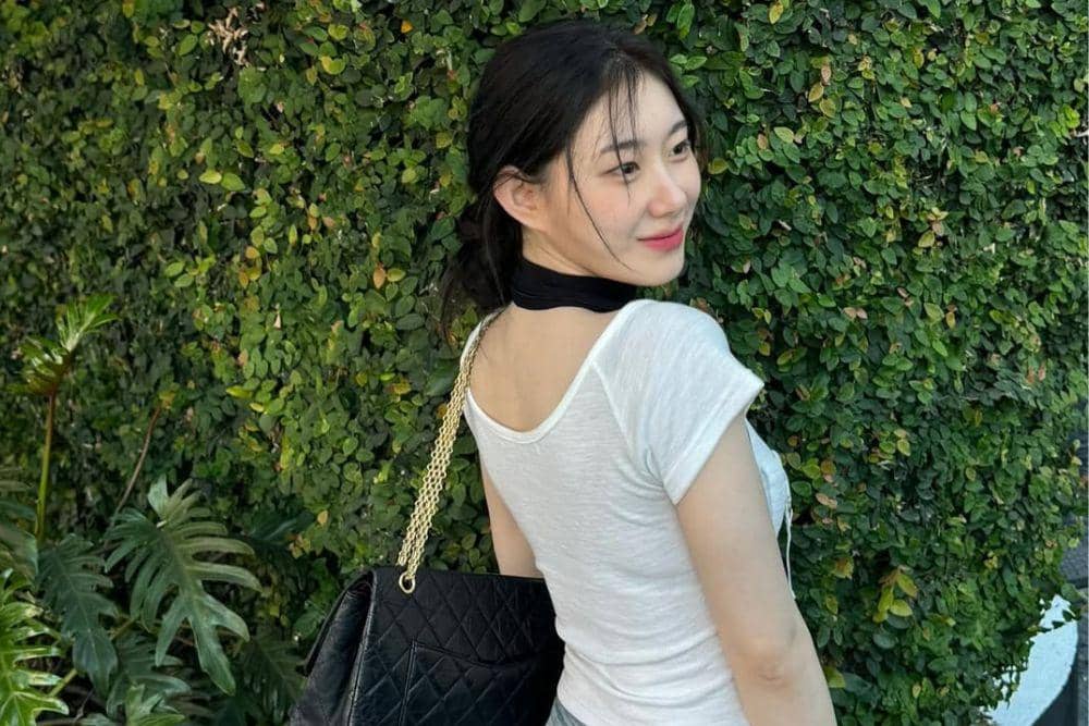 Intip Variasi Bun Hairstyle a la Chaeryeong 'ITZY', Fresh dan Effortless