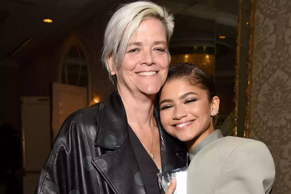 zendaya-and-mom-claire-1-91322-bd5c79480c1e4bbeaf0ab7e408aa460d.jpg