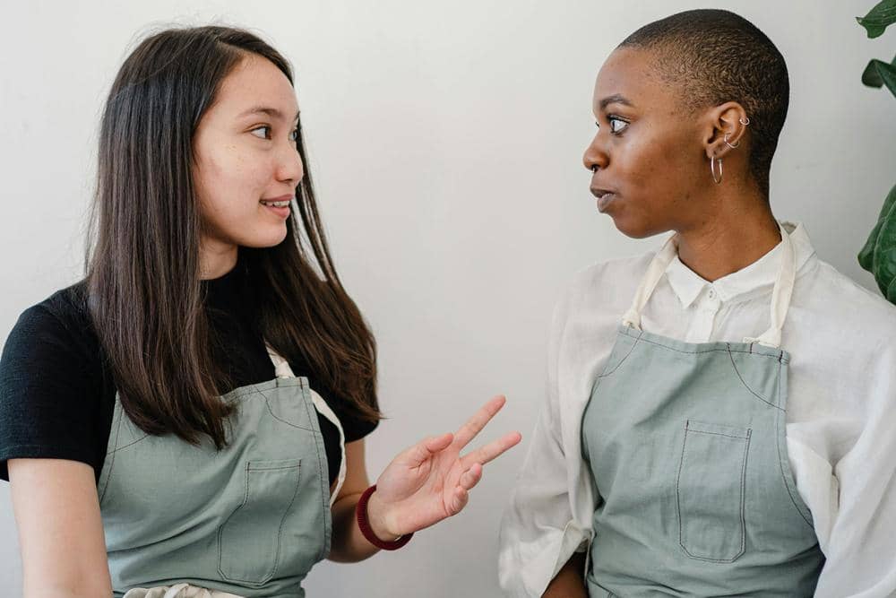 ilustrasi ngobrol (pexels.com/Ketut Subiyanto)