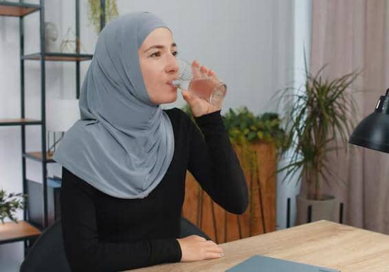 lustrasi minum air putih