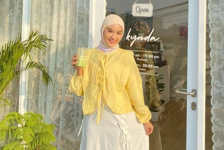 Baju Warna Butter Yellow Cocok dengan Jilbab Warna Apa? Ini 7 Pilihannya