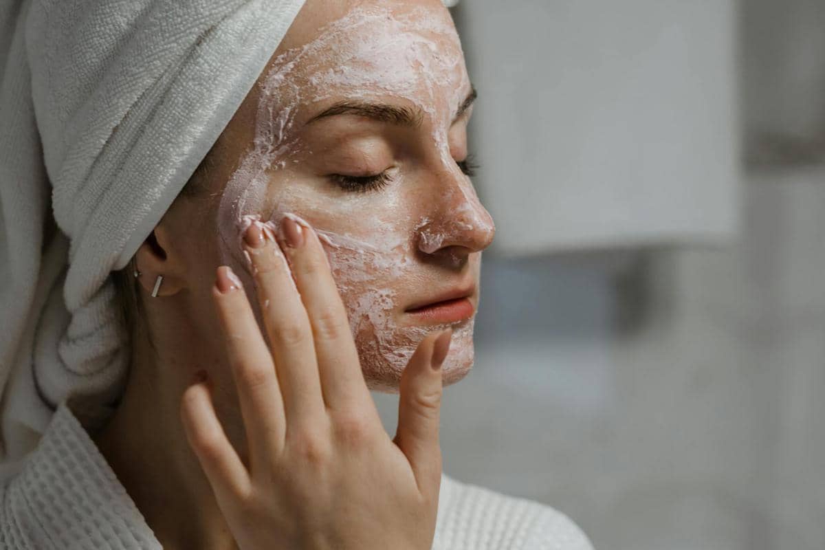 Cara pakai skincare yang tepat untuk kulit kering bersisik.