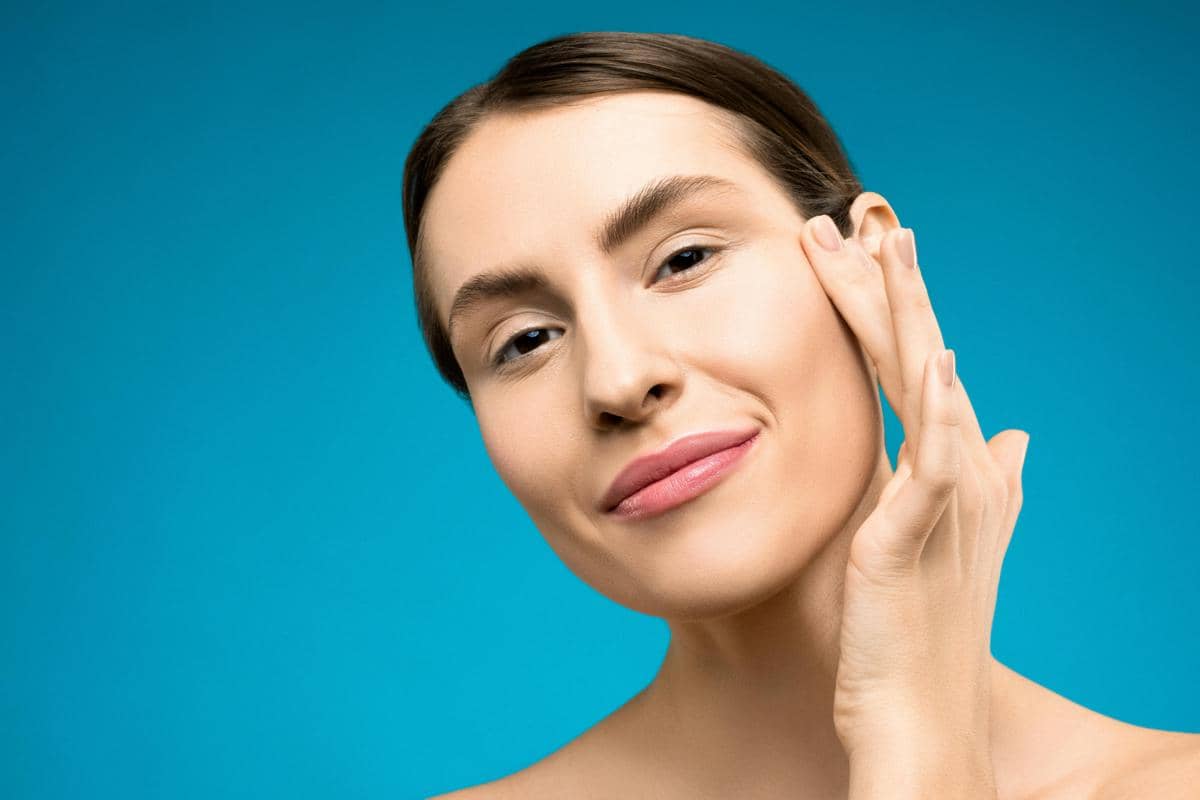 Ilustrasi wanita dengan kulit wajah kering mengelupas telah memakai skincare berkandungan glycerin.