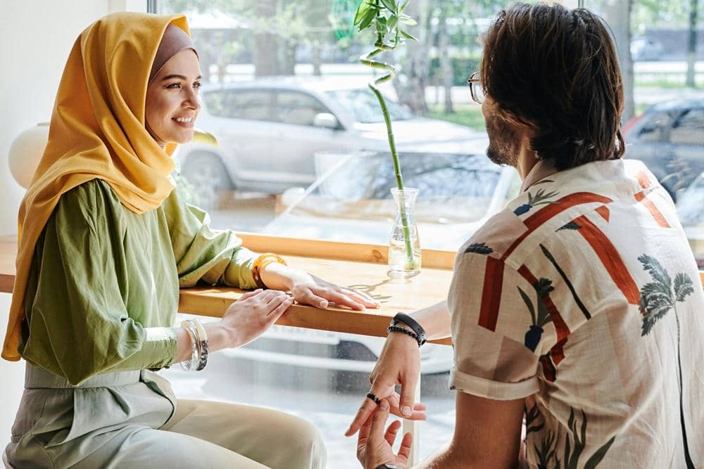 ilustrasi pasangan ngobrol (pexels.com/August de Richelieu)