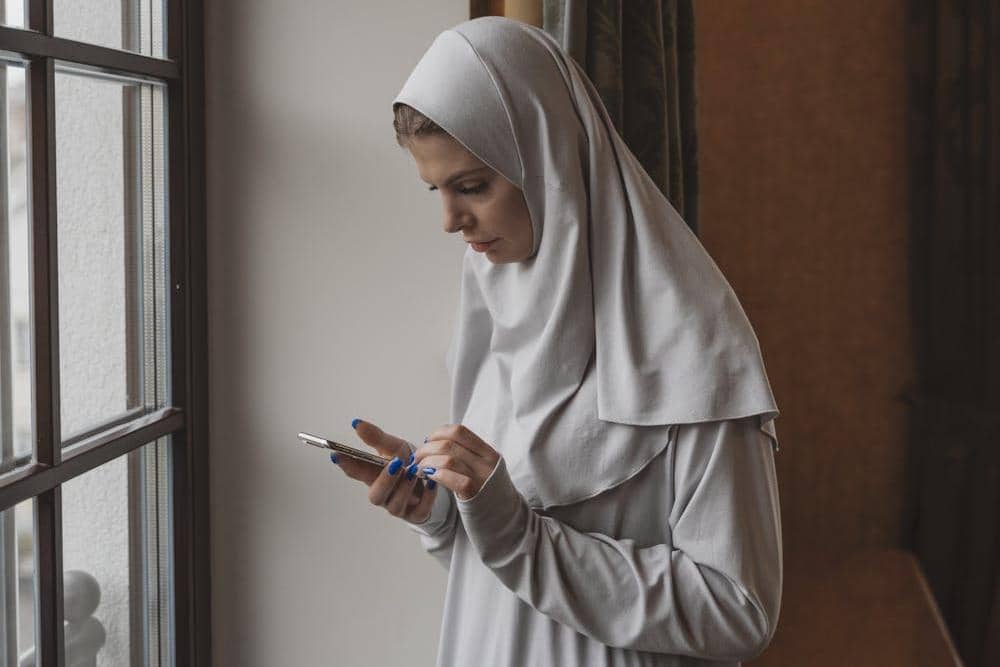 ilustrasi perempuan chatting (pexels.com/Tima Miroshnichenko)