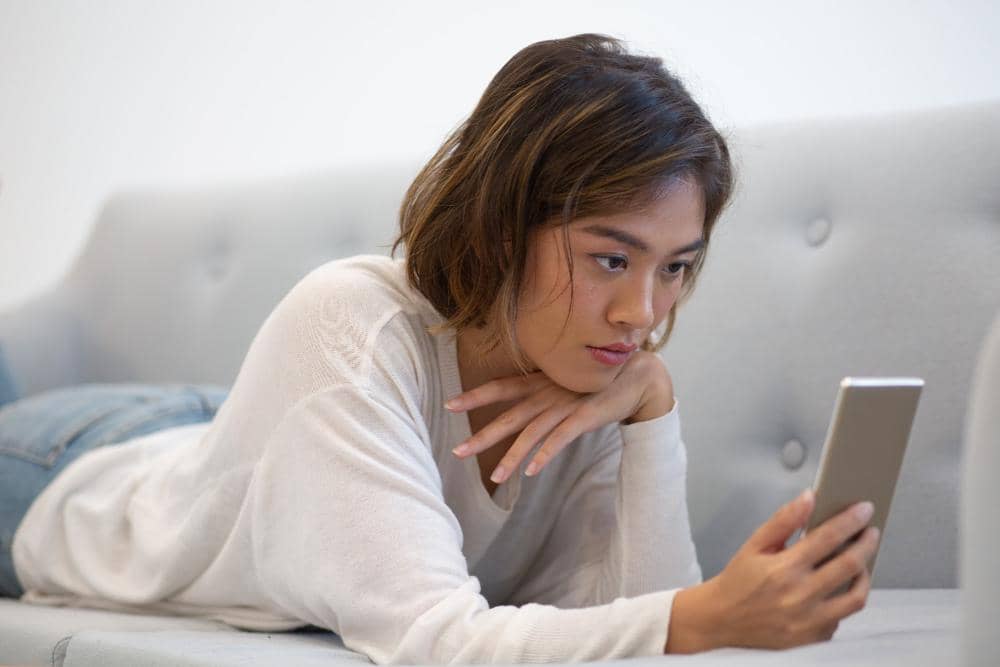 ilustrasi perempuan dighosting (freepik.com/katemangostar)