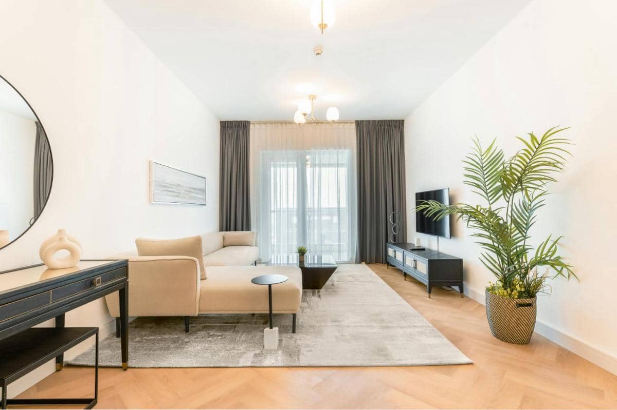 10 Pilihan Warna Gorden yang Cocok untuk Dinding Putih 