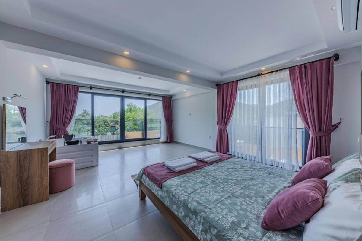 warna gorden yang cocok untuk dinding putih