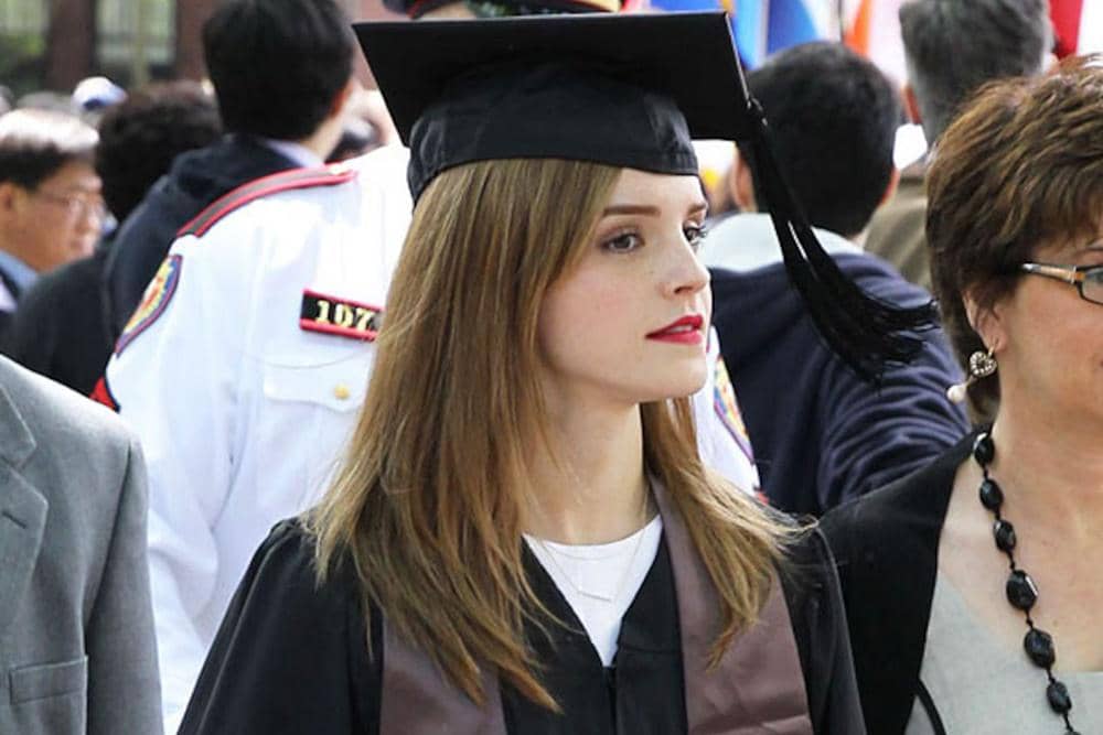 Emma Watson lulus dari Brown University (eonline.com)
