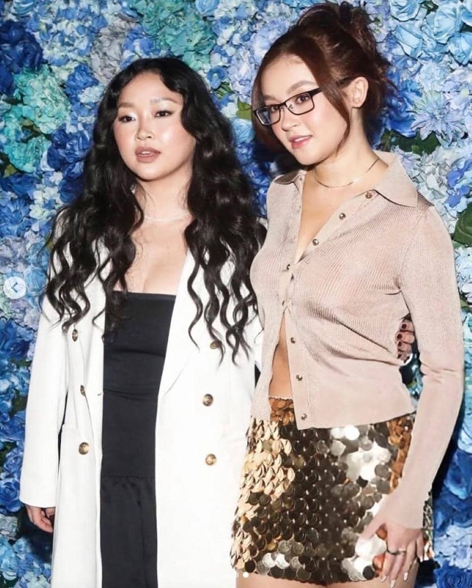 Lana Condor dan Anna Cathcart