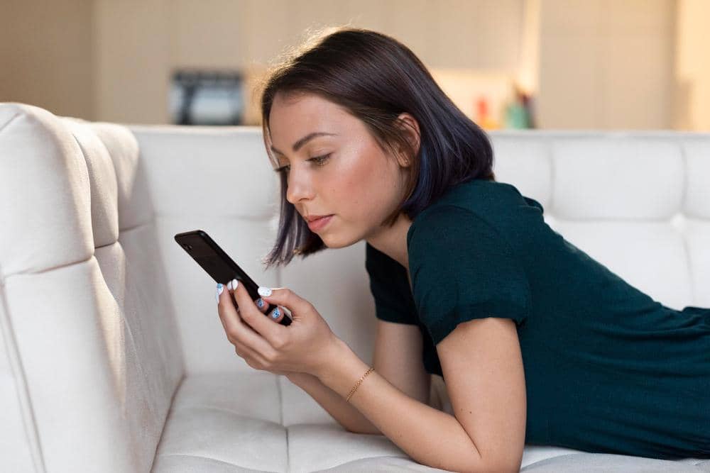 ilustrasi perempuan dighosting (freepik.com/freepik)