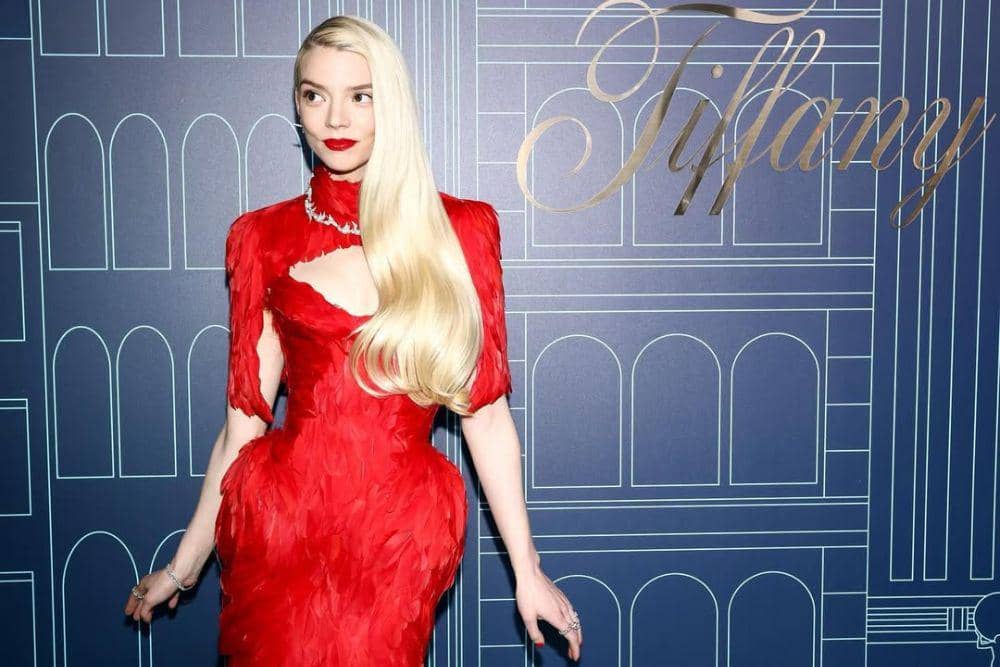 Intip Variasi Makeup Bold a la Anya Taylor-Joy, Elegan dan Stunning