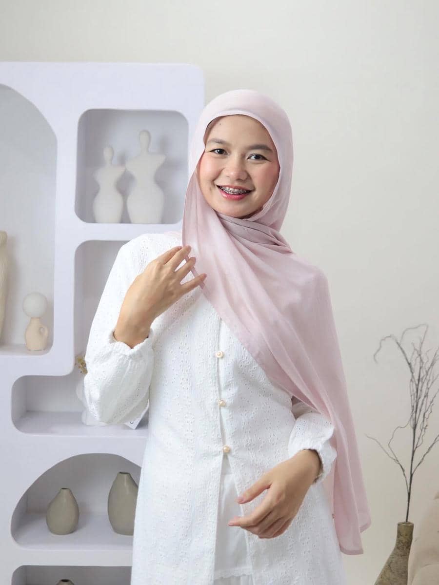 outfit Lebaran 2026 dengan pashmina viscose